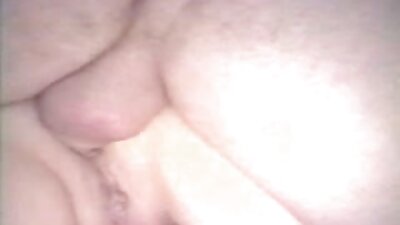 Brunette med hull i brystvortene og tatoveringer knullet av rektor