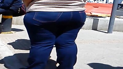 En blondine åpner munnen og hun får en pikk inni den