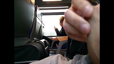 En svart jente med liten kropp blir knullet av en veldig stor fyr